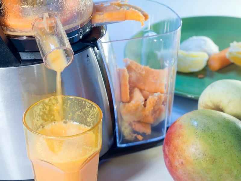 extractor juice low rpm in working produces fresh juice without oxidation, fruit around