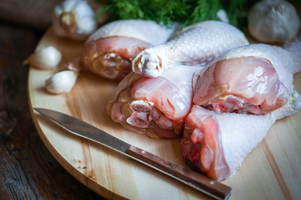 raw chicken should be kept separate from vegetables to prevent cross contamination